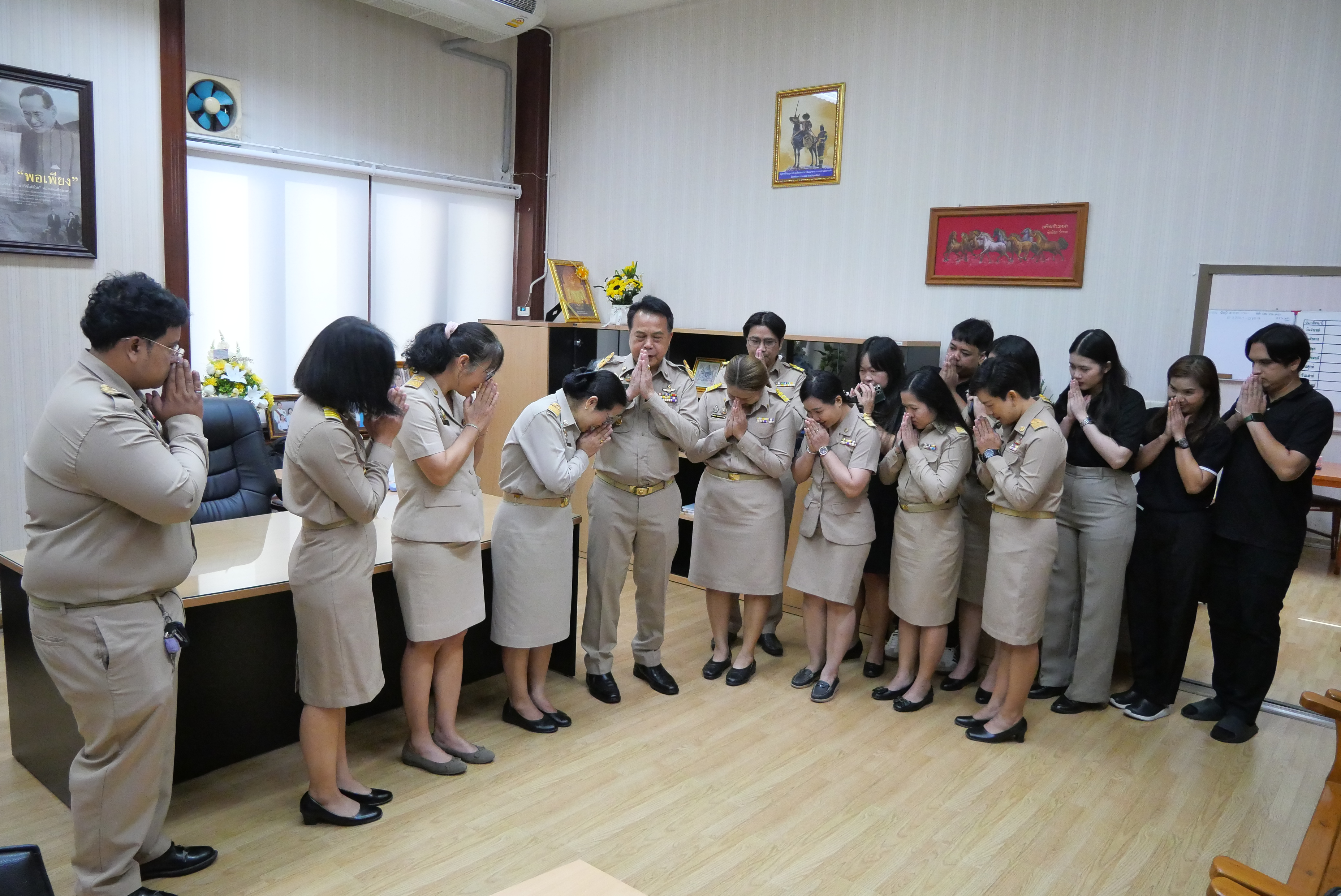 title - คณะผู้ตรวจราชการกรม ผู้อำนวยการสำนัก/กอง/ศูนย์/กลุ่ม ข้าราชการและเจ้าหน้าที่ ร่วมแสดงความยินดีแด่ รองเลขาธิการ ส.ป.ก. เนื่องในโอกาสเข้ารับตำแหน่งใหม่ 